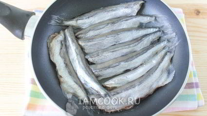 жареная мойва в омлете