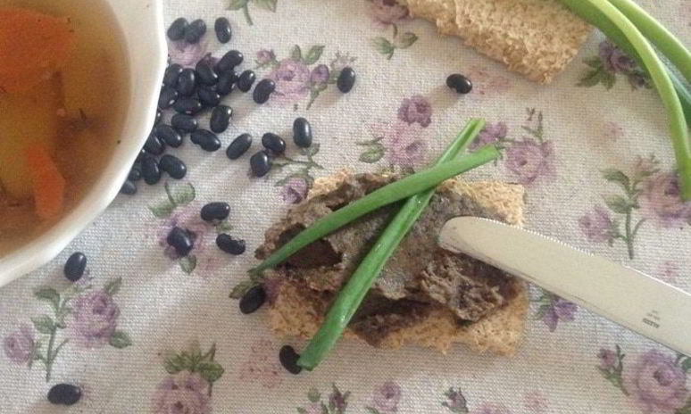 Рецепт паштета из черной фасоли с вешенками