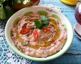 Паштет из фасоли с кинзой и паприкой