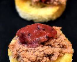 Паштет из фермерской куриной печени с мармеладом из красного крыжовника и смородины