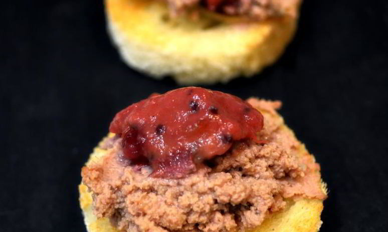 Рецепт паштета из фермерской куриной печени с мармеладом из красного крыжовника и смородины