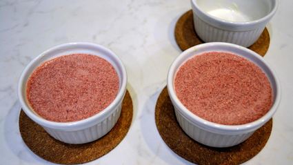 паштет из фермерской куриной печени с мармеладом из красного крыжовника и смородины