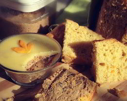 Паштет из куриной печени с тыквой и шампиньонами на тыквенном хлебе