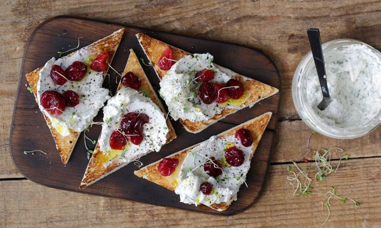 Рецепт паштета из муксуна горячего копчения с клюквой на хлебцах