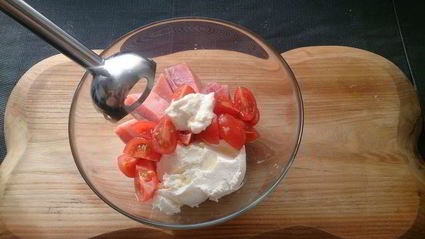 паштет из слабосоленой семги с томатами и маслинами