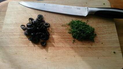 паштет из слабосоленой семги с томатами и маслинами