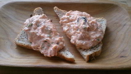 паштет из слабосоленой семги с томатами и маслинами