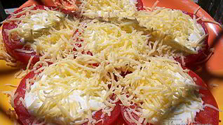 Помидоры с сыром и чесноком