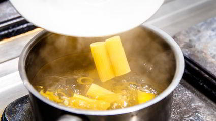 ригатони с печеным баклажаном и домашней рикоттой