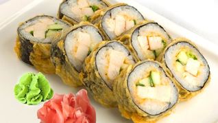 Горячие роллы с курицей и огурцом