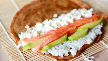 горячий ролл — росу драгон маки с цитрусовым соусом спайс