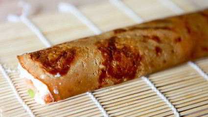 горячий ролл — росу драгон маки с цитрусовым соусом спайс