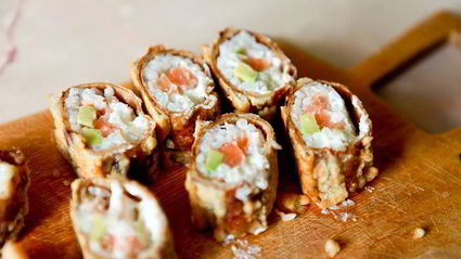 горячий ролл — росу драгон маки с цитрусовым соусом спайс