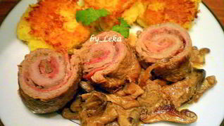 Мясные роллы в винно-грибном соусе