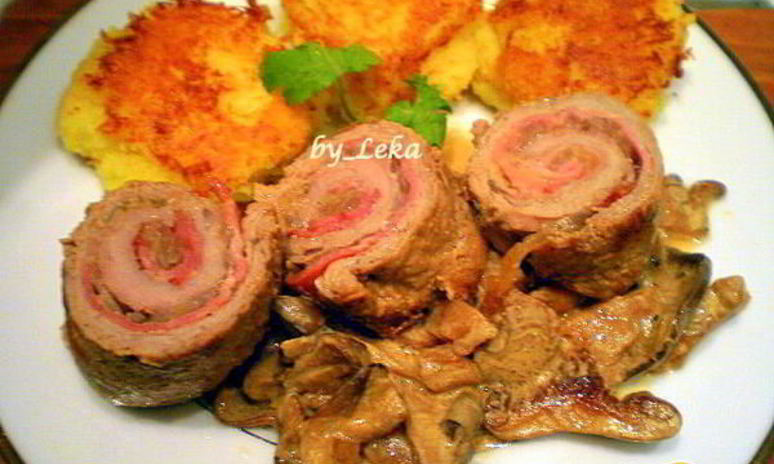 Рецепт мясных роллов в винно-грибном соусе