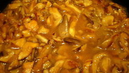 мясные роллы в винно-грибном соусе