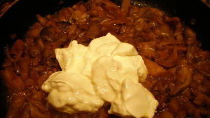 мясные роллы в винно-грибном соусе