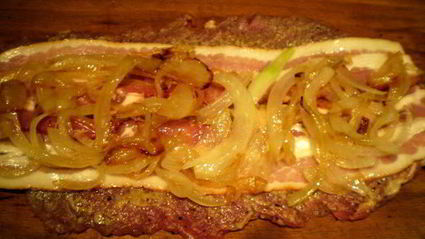 мясные роллы в винно-грибном соусе