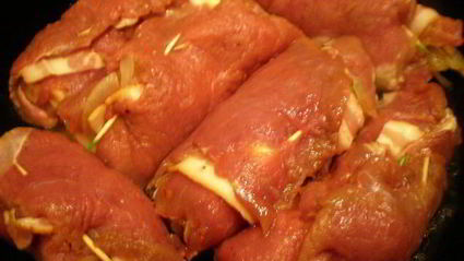 мясные роллы в винно-грибном соусе