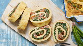 Ролл из омлета со шпинатом и лососем в азиатском стиле