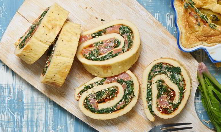 Рецепт ролла из омлета со шпинатом и лососем в азиатском стиле