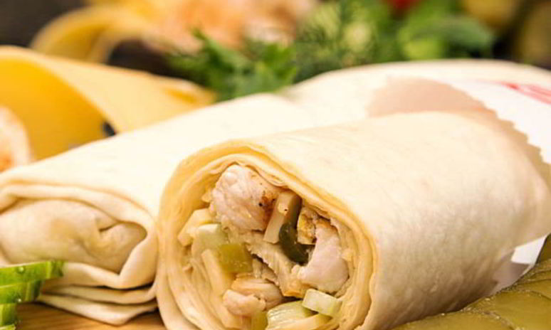 Рецепт роллов из лаваша с курицей и солеными огурцами