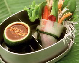 Роллы с овощами из рисовой бумаги с арахисовым соусом