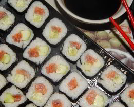 Роллы с семгой и огурцом