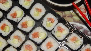 Роллы с семгой и огурцом