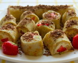 Сладкие творожные роллы с фруктами