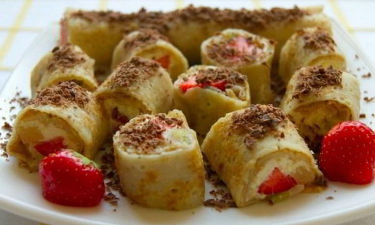 Рецепт сладких творожных роллов с фруктами