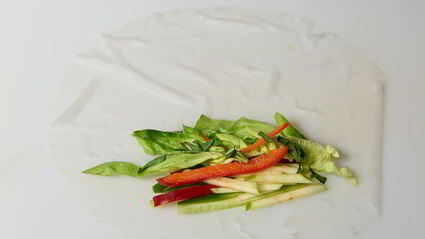 спринг-роллы с овощами и соусом