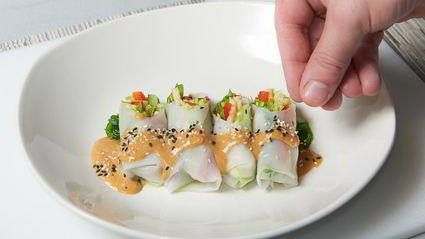 спринг-роллы с овощами и соусом