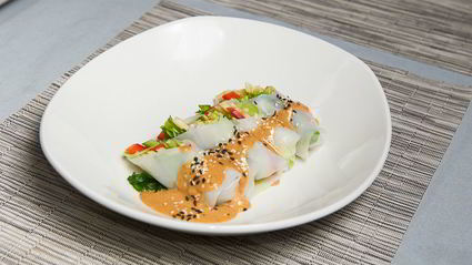 спринг-роллы с овощами и соусом