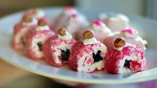 Творожные роллы с медом и фруктами