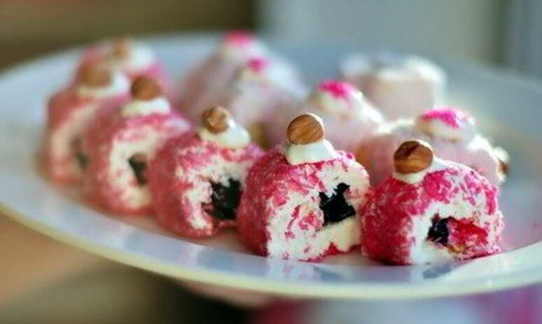 Рецепт творожных роллов с медом и фруктами