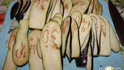 баклажанные рулетики с овощами и моцареллой