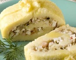 Картофельный рулет с морским коктейлем