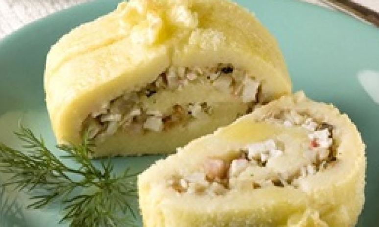 Рецепт картофельного рулета с морским коктейлем