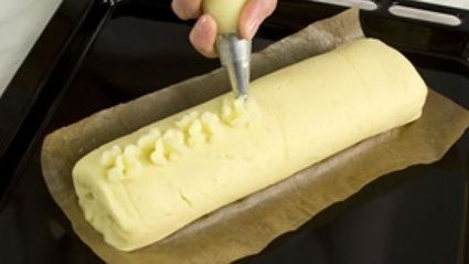 картофельный рулет с морским коктейлем