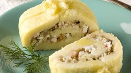 картофельный рулет с морским коктейлем