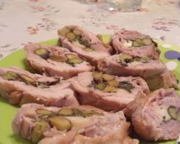 Куриный рулет с фисташками