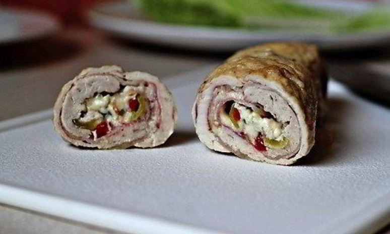 Рецепт куриного рулета с начинкой из сыра, бекона и перца