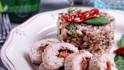 куриные рулеты с моцареллой, шпинатом и вялеными томатами