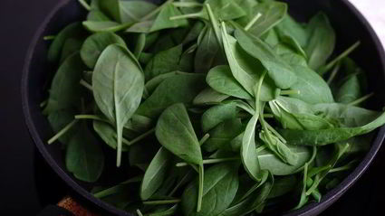 куриные рулеты с моцареллой, шпинатом и вялеными томатами