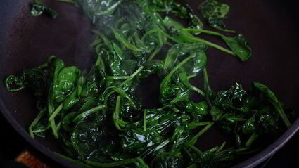 куриные рулеты с моцареллой, шпинатом и вялеными томатами