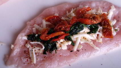 куриные рулеты с моцареллой, шпинатом и вялеными томатами