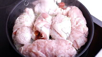 куриные рулеты с моцареллой, шпинатом и вялеными томатами