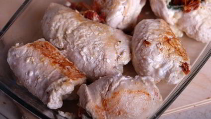 куриные рулеты с моцареллой, шпинатом и вялеными томатами