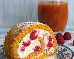 Морковный рулет с малиной
